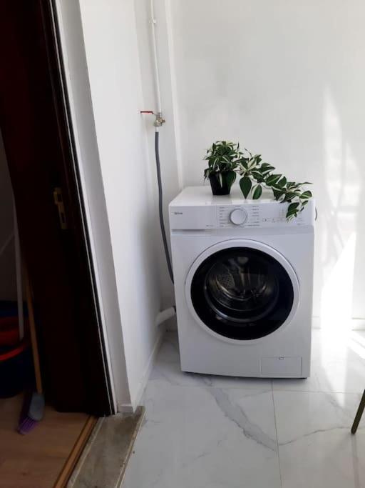 Downtown 2 Minutes By Walk To Center And Metro-Direct To Airpot T4 Apartment Порто Екстериор снимка