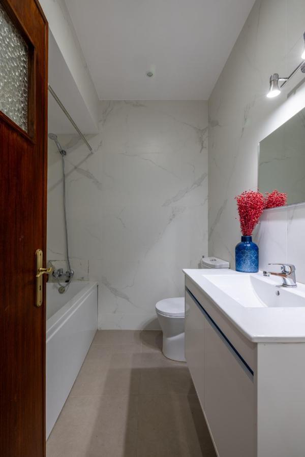Downtown 2 Minutes By Walk To Center And Metro-Direct To Airpot T4 Apartment Порто Екстериор снимка