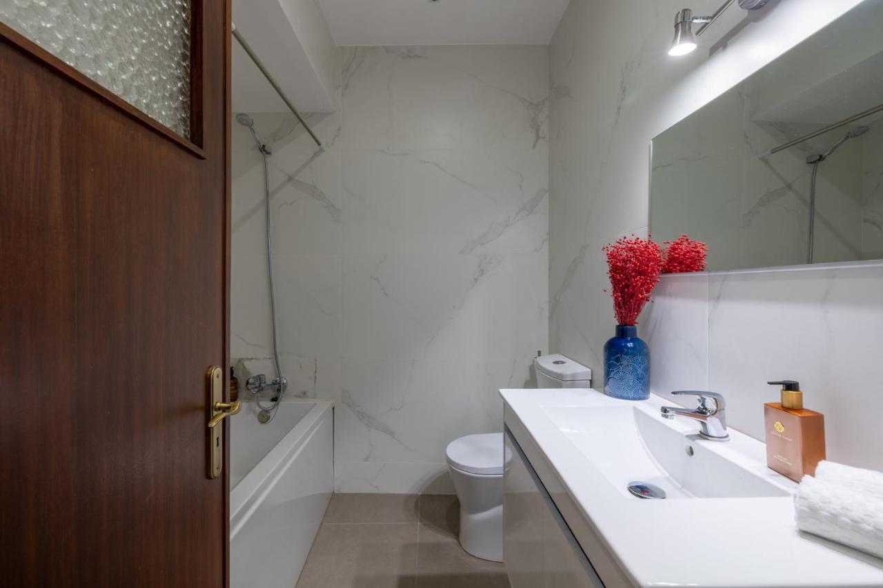 Downtown 2 Minutes By Walk To Center And Metro-Direct To Airpot T4 Apartment Порто Екстериор снимка