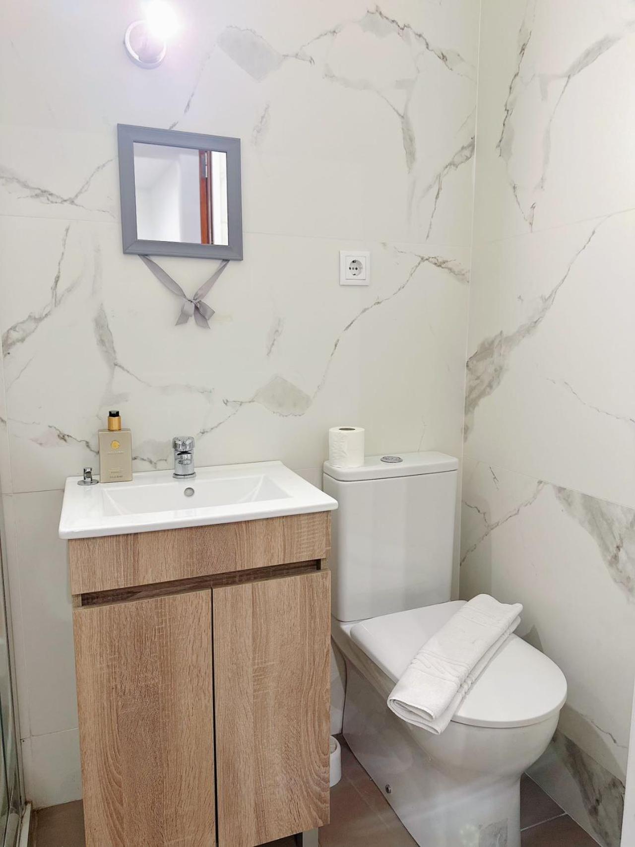 Downtown 2 Minutes By Walk To Center And Metro-Direct To Airpot T4 Apartment Порто Екстериор снимка