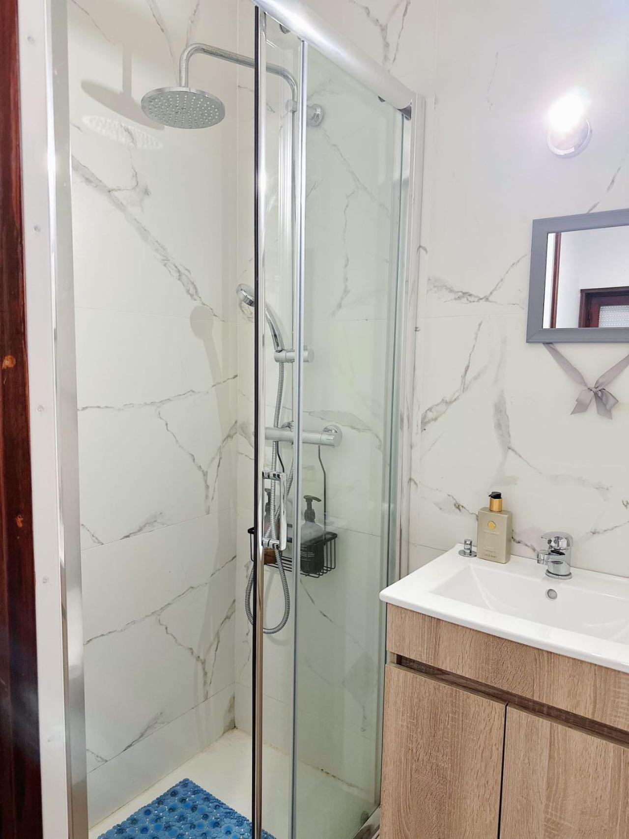 Downtown 2 Minutes By Walk To Center And Metro-Direct To Airpot T4 Apartment Порто Екстериор снимка