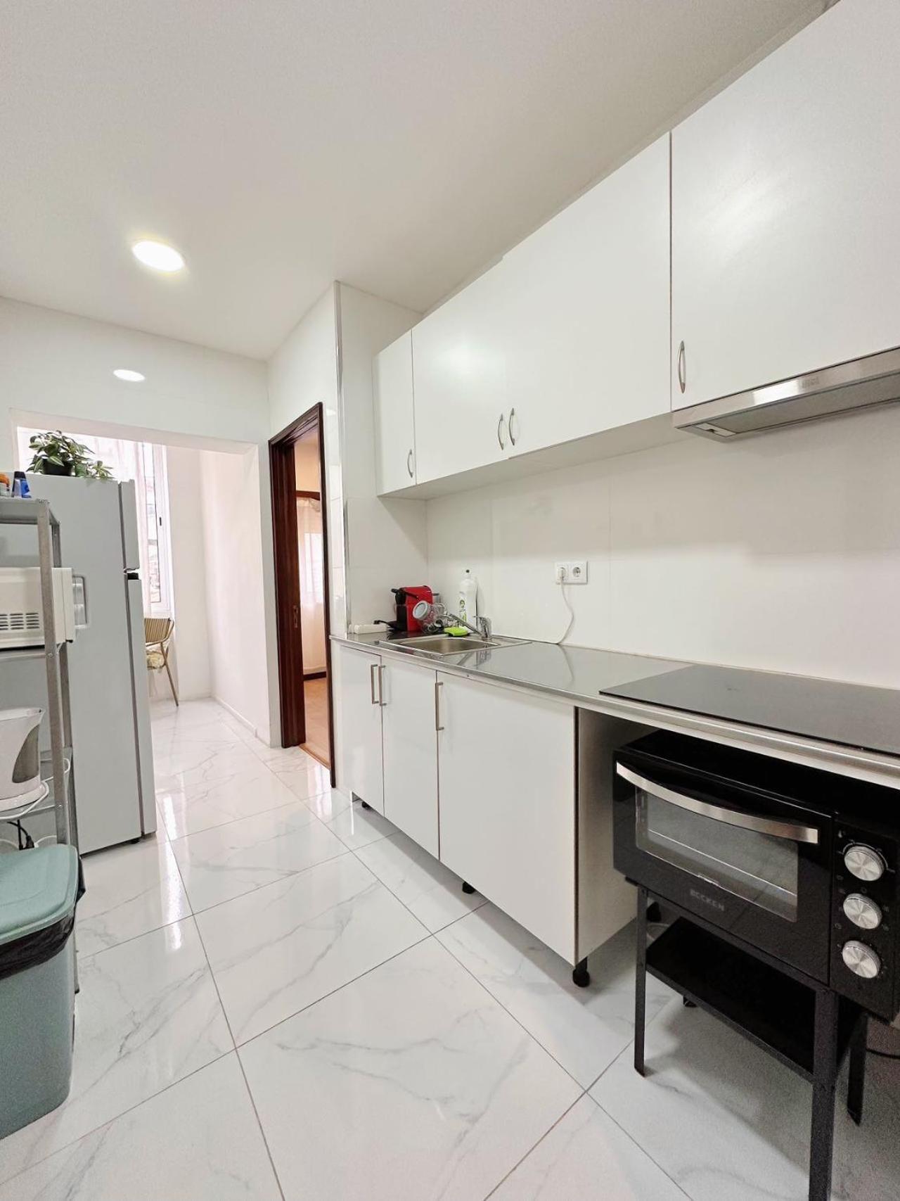 Downtown 2 Minutes By Walk To Center And Metro-Direct To Airpot T4 Apartment Порто Екстериор снимка